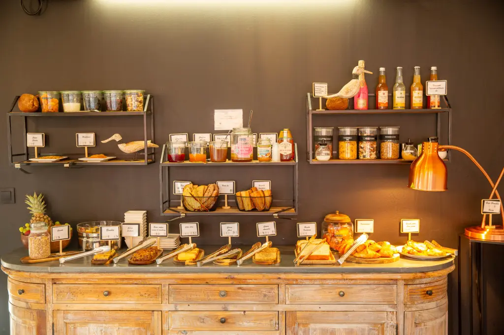 Buffet du petit déjeuner de l'hôtel Ancre Marine