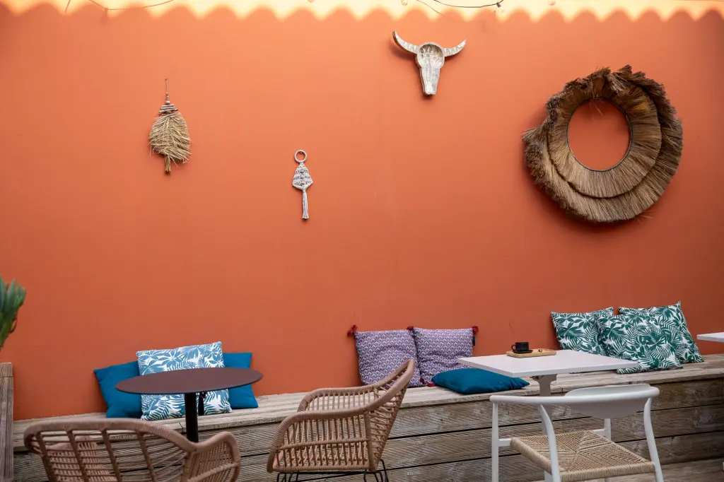 Ambiance ocre et bohème sur la terrasse du petit-déjeuner