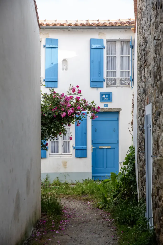 Maison aux volets bleus du quartier de Banzeau
