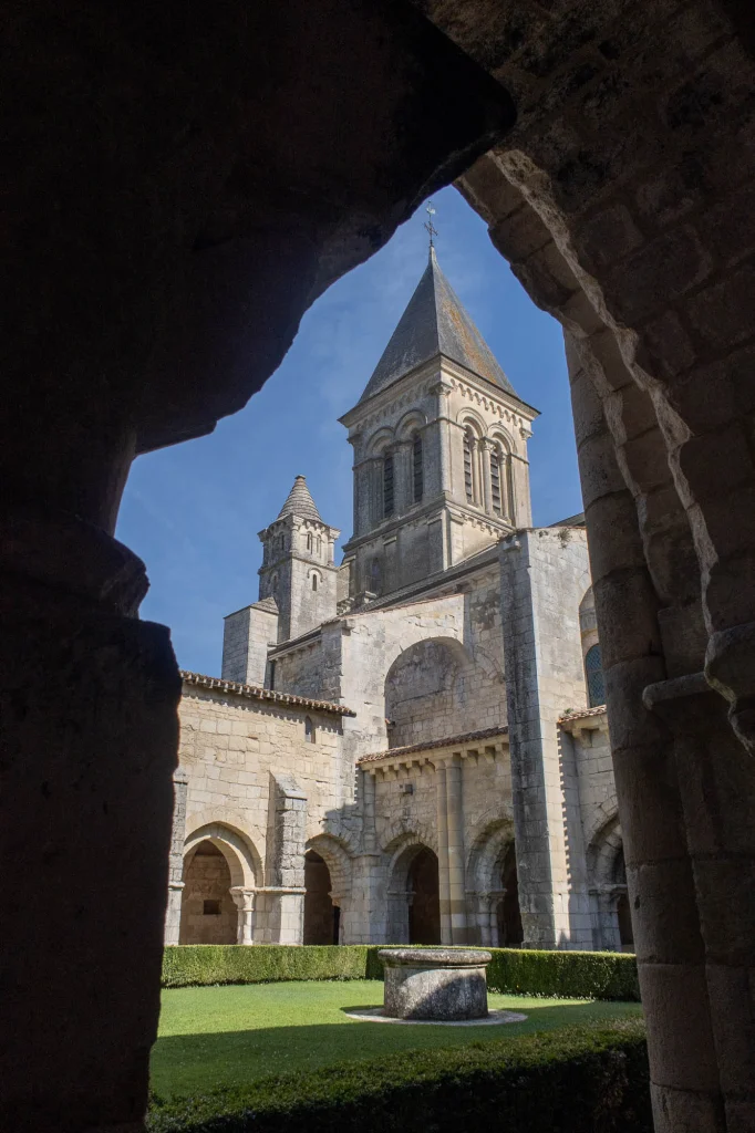 Vue sur le cloche de Nieul sur l'Autize depuis le cloître