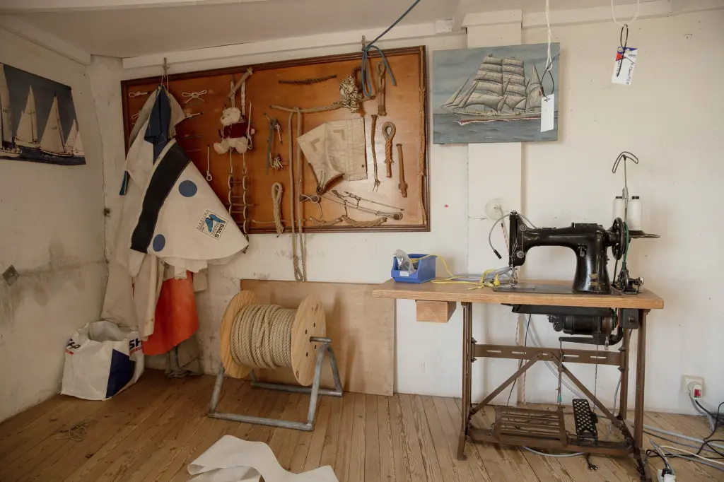 atelier d'une voilerie traditionnelle à Noirmoutier