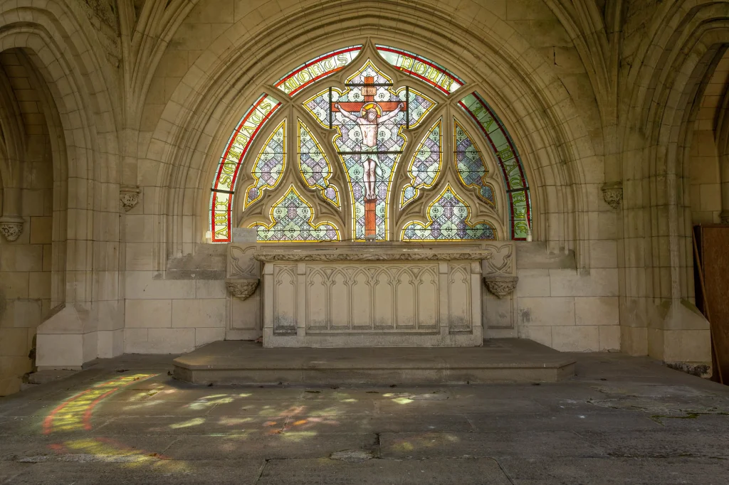 Vitraux du calvaire se reflétant sur le sol