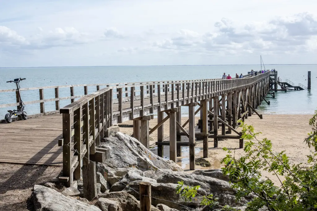 l'estacade en bois de la plage de dames