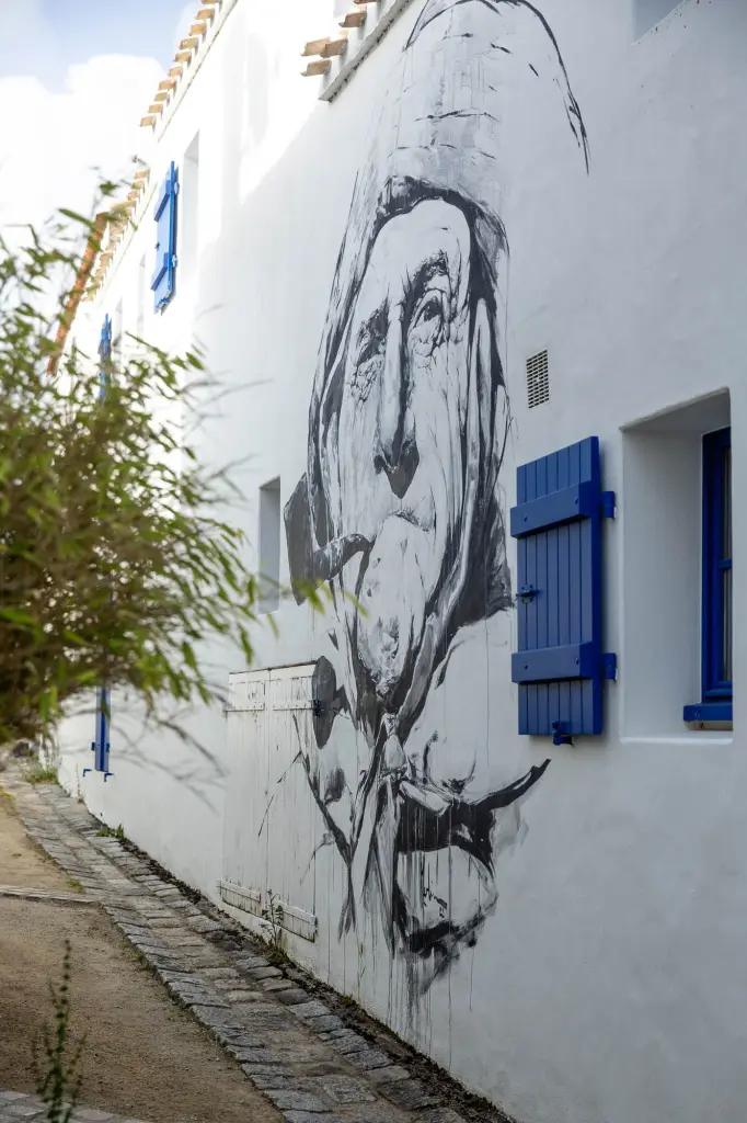 Pêcheur peint par l'artiste Merlin dans une ruelle du Banzeau