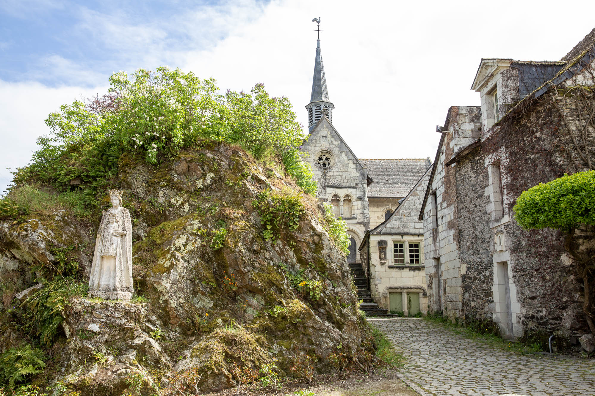 Eglise Notre-Dame de Béhuard sur son piton rocheux