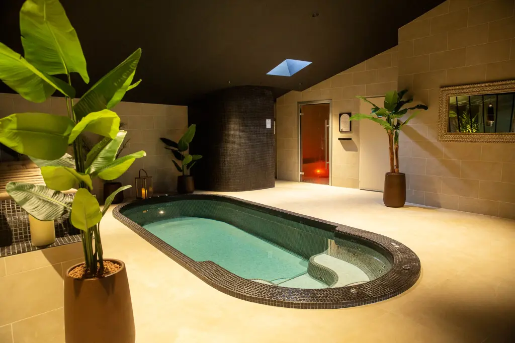 Piscine intérieure à remous de Ô Spa à Noirmoutier