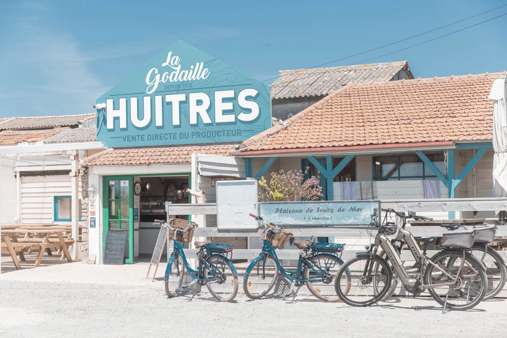 Cabane de dégustation d'huîtres sur le port du Bonhomme