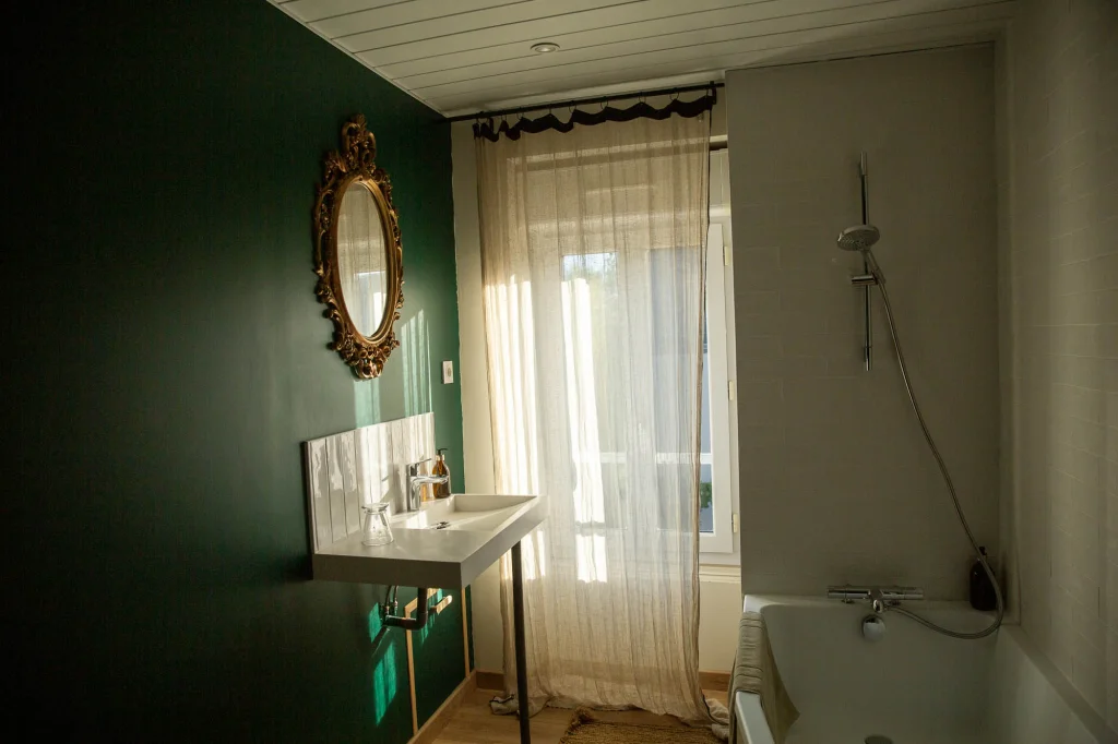 Salle de bain Ô bord de Loire baignée par le soleil