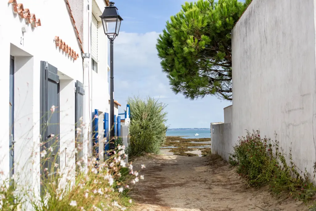 Ruelle de Noirmoutier donnant sur la mer