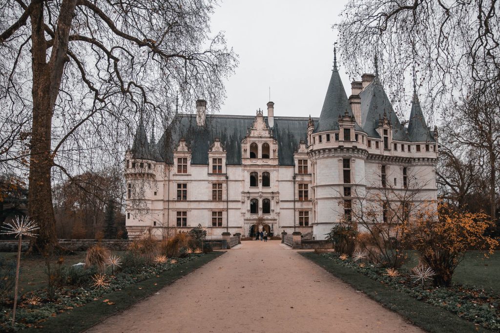 Chemin d'accès au chateau d'Azay-le-rideau en hiver