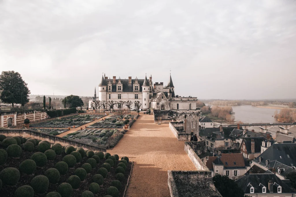 Le chateau royal d'Amboise vu de la terrasse de Naples surplombant la Loire