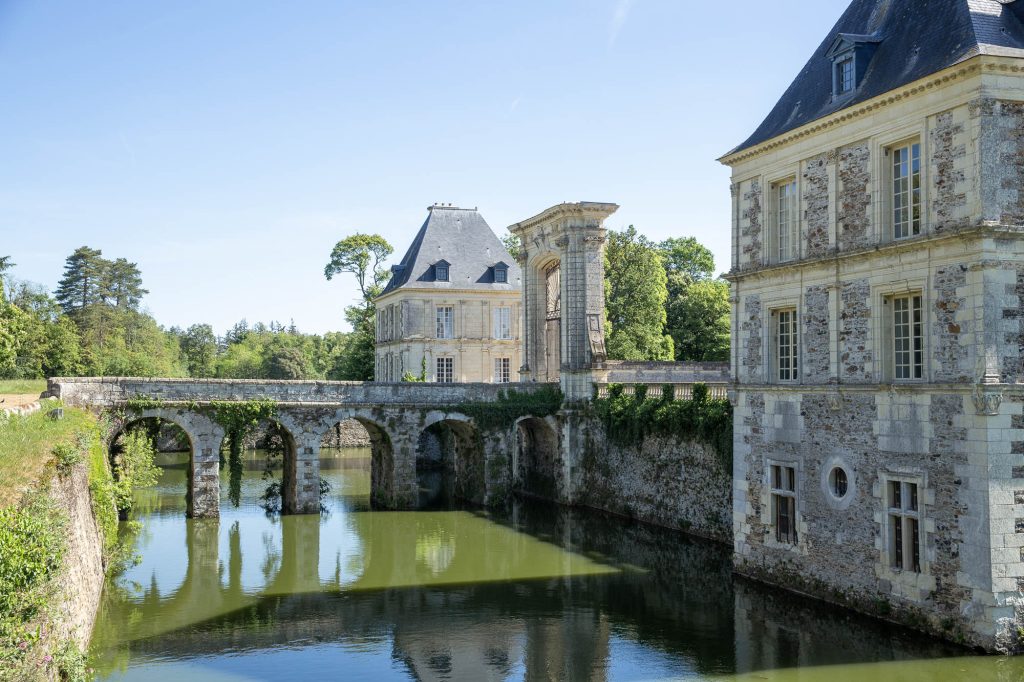 Douve à l'avant du château privé de Serrant