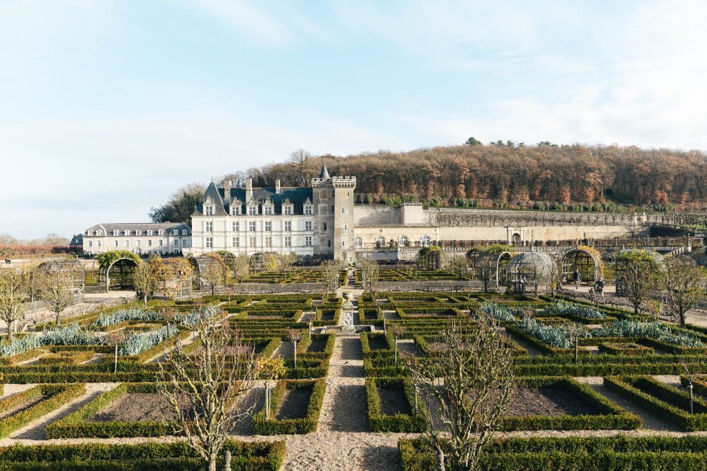 les jardins et le château de Villandry sous un ciel bleu d'hiver