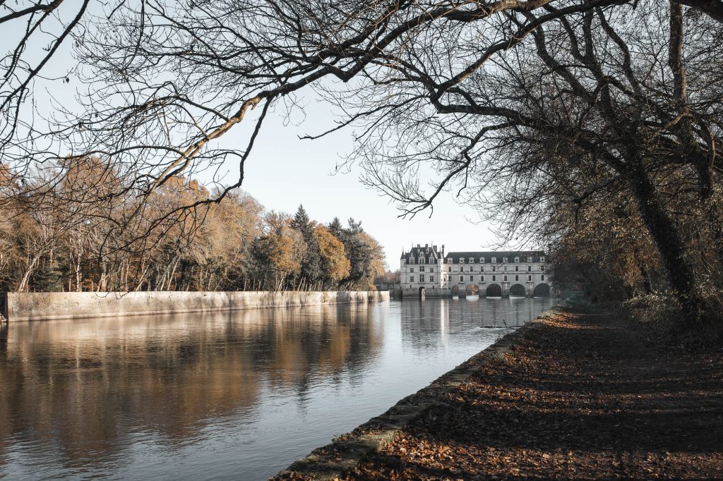 Sentier le long du Cher aux couleurs d'hiver avec vue sur Chenonceau