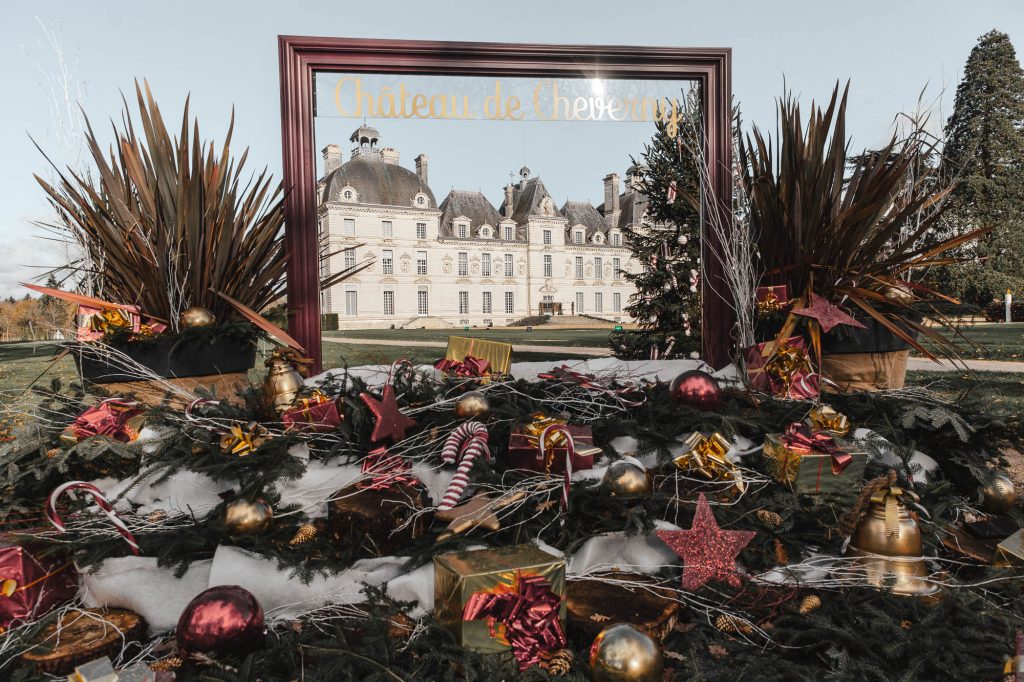 Château de Cheverny dans un cadre décoré aux couleurs de Noël