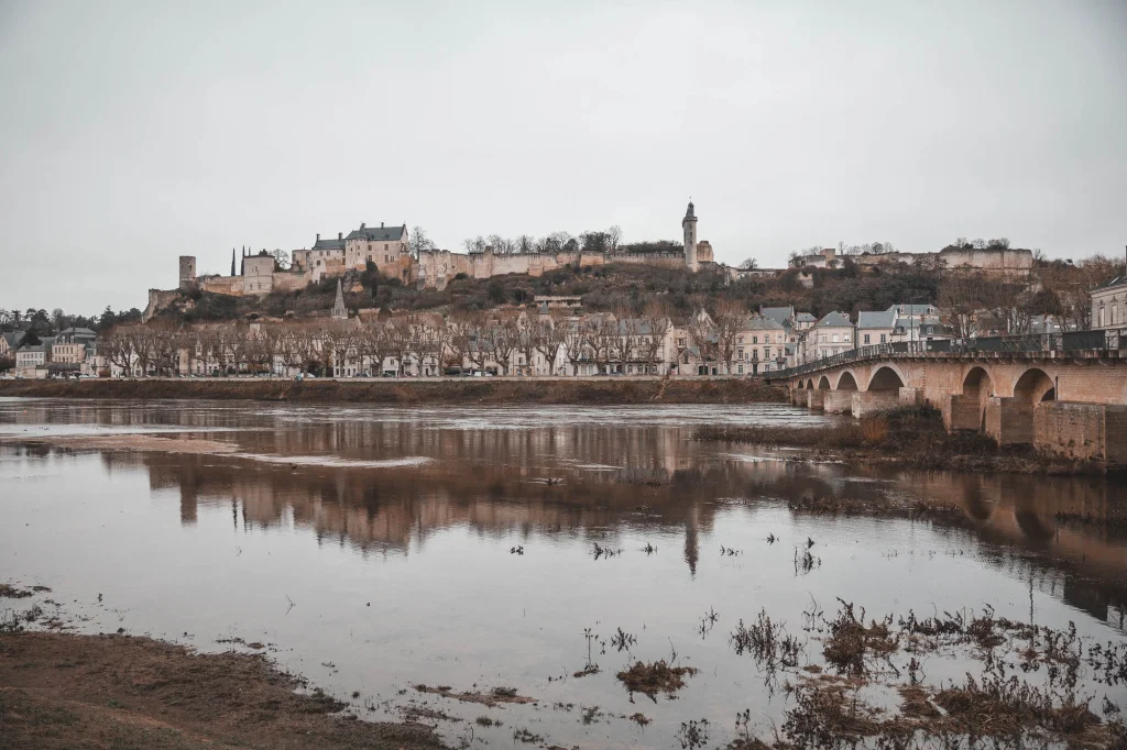 Forteresse royale de Chinon en hiver depuis les rives de la Vienne