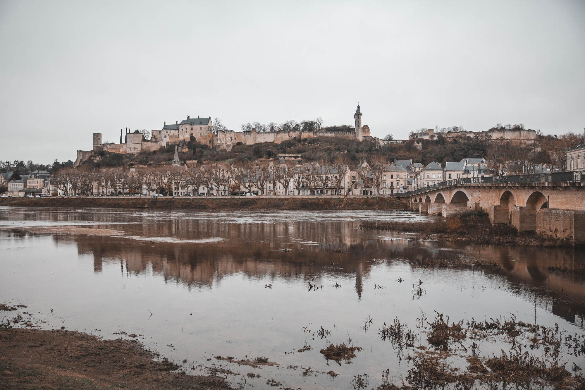 Forteresse royale de Chinon en hiver depuis les rives de la Vienne