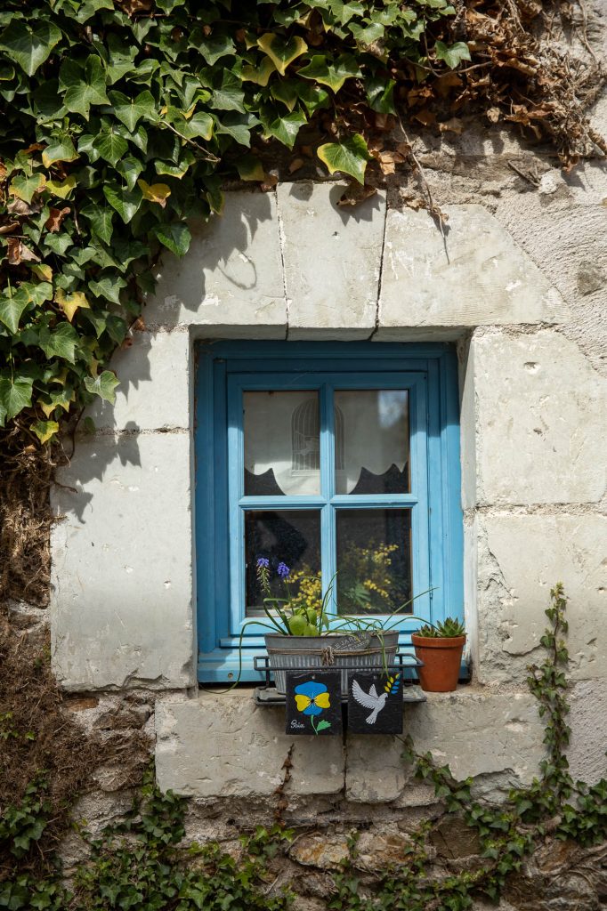 fenêtre décorée avec les oeuvres d'un artiste de Béhuard