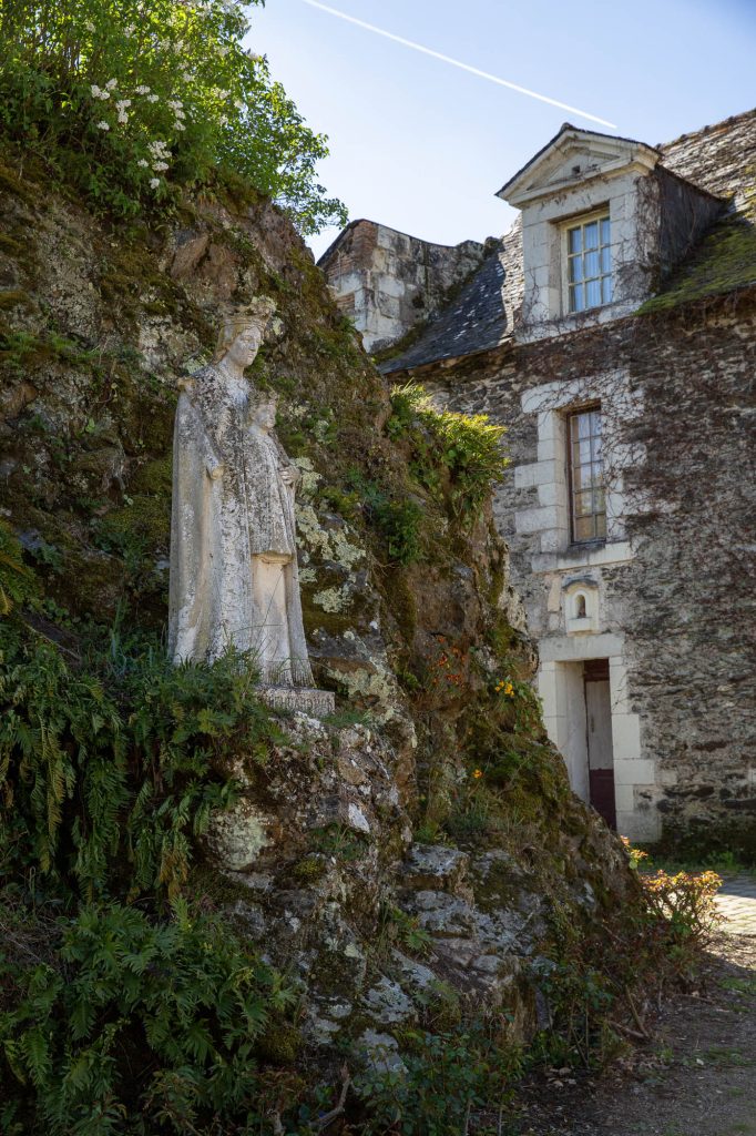 Vierge sur son éperon rocheux à Béhuard