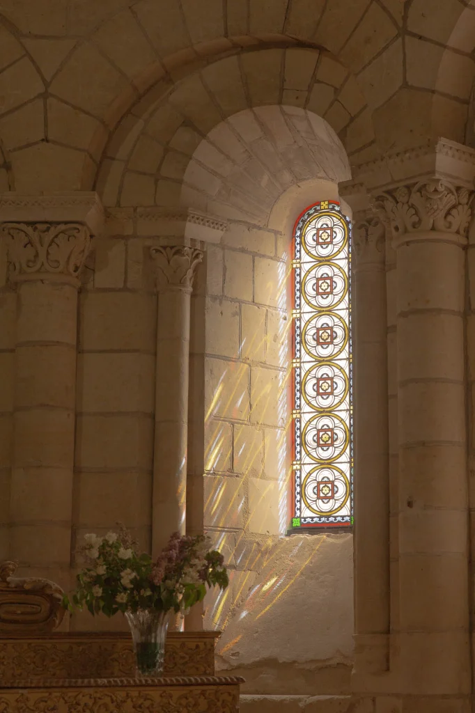 Vitrail se reflétant dans le tuffeau de l'église de Savennières en Anjou